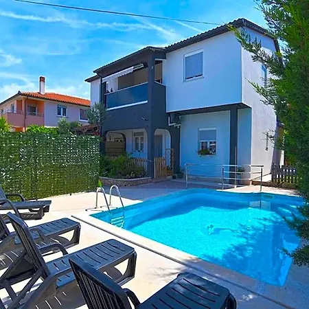 Bright With Pool View 3* Фажана