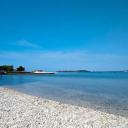 Отель Bright With Pool View Фажана