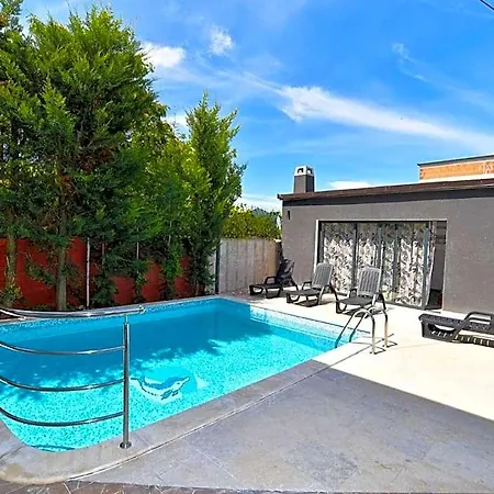 Bright With Pool View Отель 3*